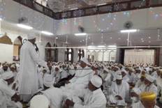 Laylat ul Qadr: Mukaasir saheb doing bayaan in Nooraani Masjid